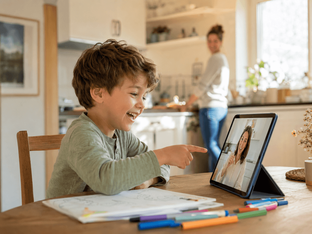 Kind am Tablet, lacht