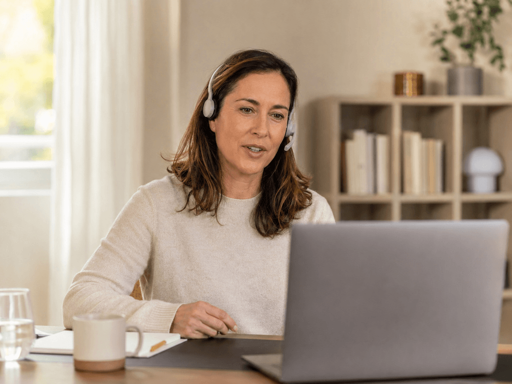 Erwachsener am Schreibtisch mit Headset